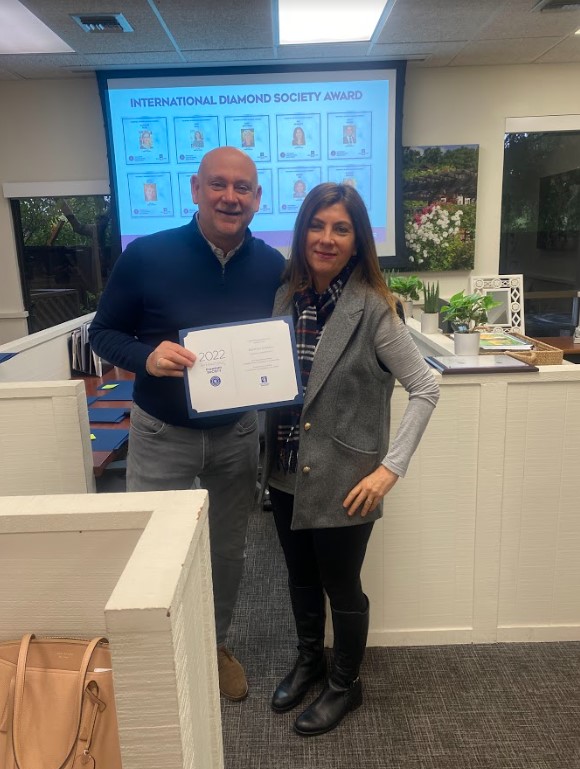 Ramesh Zerang accepting her International Diamond Society Award for 2022